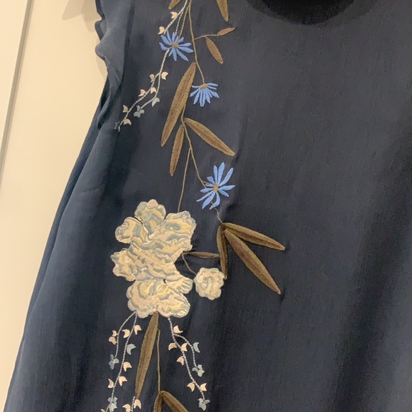 Belle vere high neck with floral detail - Picture 2 of 5